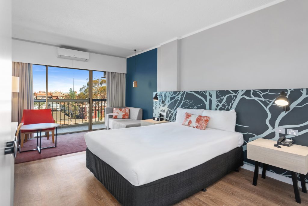 Superior queen room with balcony that looks over Kalgoorlie