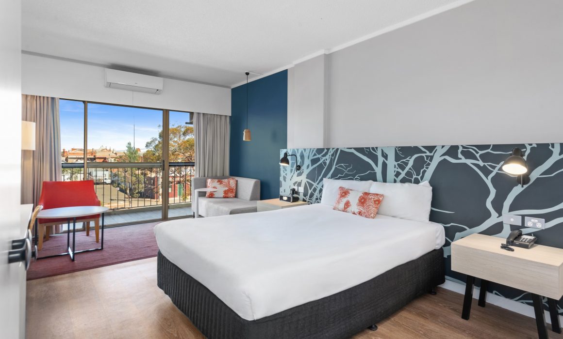 Superior queen room with balcony that looks over Kalgoorlie