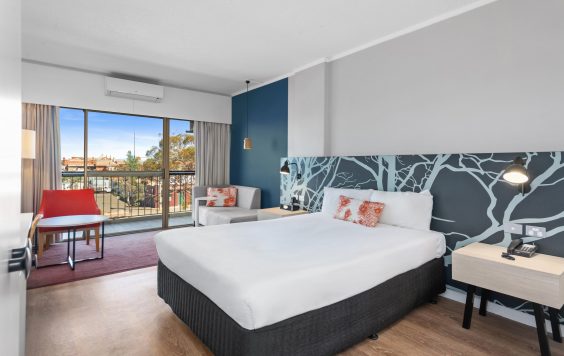 Superior queen room with balcony that looks over Kalgoorlie